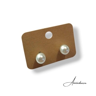 Brincos de pérola branca em cartão castanho texturado