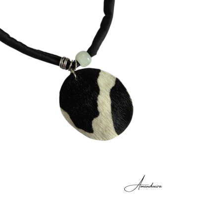 Colar com pendente redondo padrão preto e branco, cordão preto, conta branca e presilhas prateadas