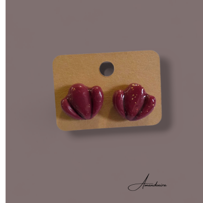 Brincos em forma de flor vinho com pontos dourados