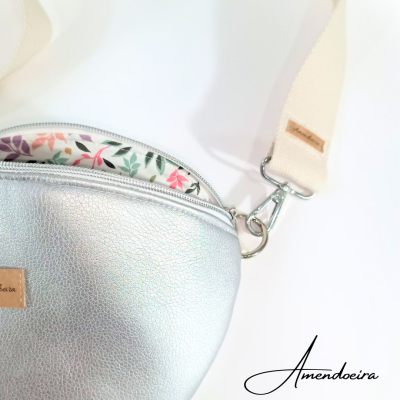 Bolsa prateada tipo pochete com forro floral e alça creme