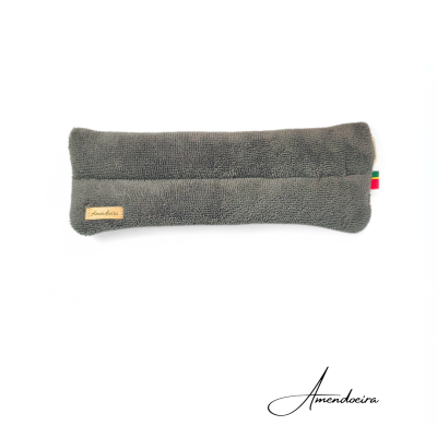 Almofada rectangular cinzenta com etiqueta de couro