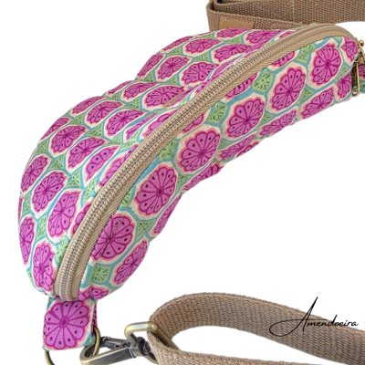 Mala pouch floral rosa e verde com fecho zipper e alça bege