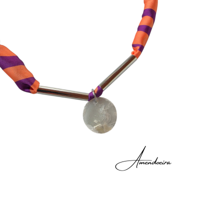 Colar com fita laranja e roxa e pendente metálico redondo