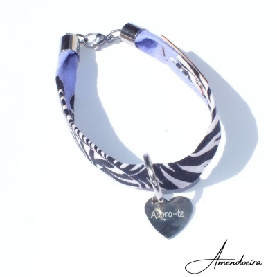 Pulseira com tecido zebrado e pendente em forma de coração com texto 'Adoro-te'