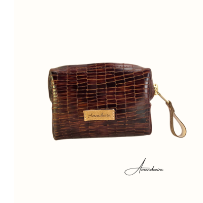 Bolsa de mão castanha com padrão crocodilo e placa dourada Amandhera