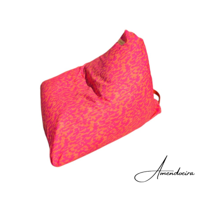 Pufe rosa e laranja com padrão abstrato e etiqueta de couro