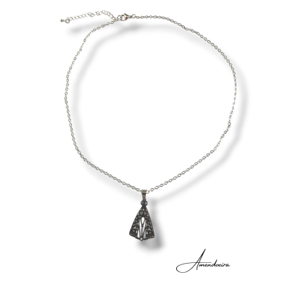Colar com pendente triangular negro e corrente prateada