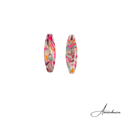 Par de brincos coloridos com padrão abstrato sobre fundo branco