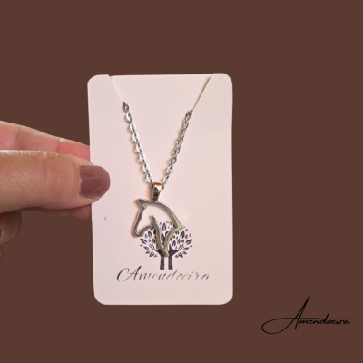 Colar pendente cabeça de cavalo em cartão branco com logo Amendoeira