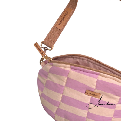Bolsa tiracolo acolchoada riscas rosa e bege com detalhes em couro e alça castanha