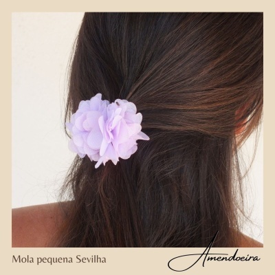 Mola pequena lilás com textura floral no cabelo castanho