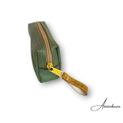 Estojo verde com fecho dourado e puxador em couro Amendoeira