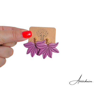 Brincos lilás em forma de folhas com detalhes dourados