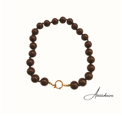 Colar de esferas castanhas com fecho dourado em fundo branco e texto Amendoeira