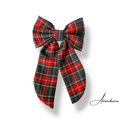 Laço de tecido xadrez vermelho e preto com fundo branco