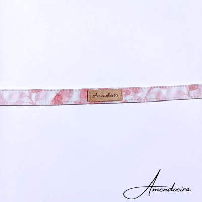 Correia de tecido rosa e branco com etiqueta de couro Amendoeira
