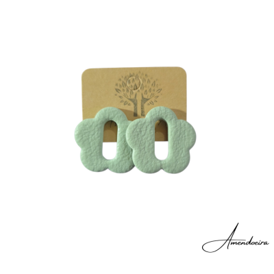 Brincos verdes forma de flor com textura em cartão castanho com desenho árvore