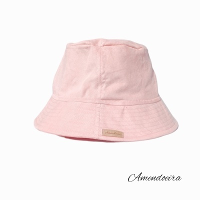 Chapéu bucket rosa claro em tecido suave com etiqueta pequena castanho