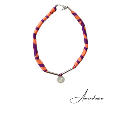 Colar tecido laranja e roxo com conta transparente e tubo metálico