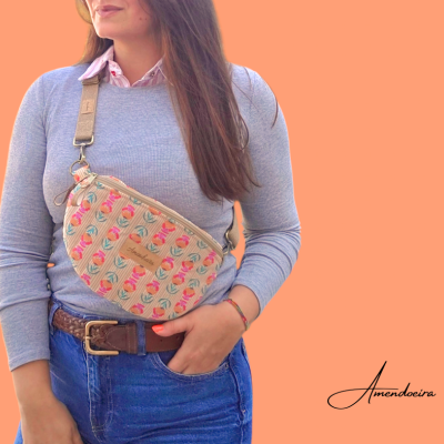 Mulher com blusa azul e pochete estampada de flores rosas