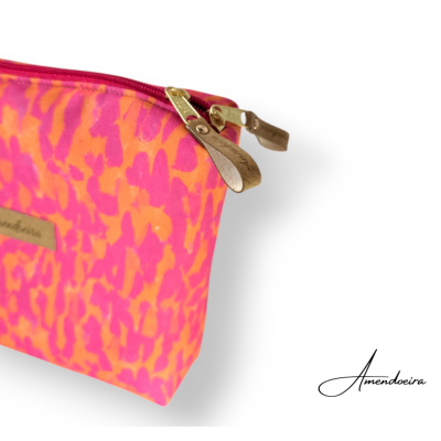 Necessaire rosa e laranja com fecho e etiqueta em couro Amendoeira