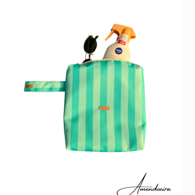 Bolsa de tecido verde e azul com frasco spray e garrafa preta