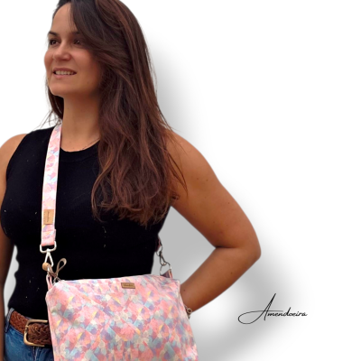 Mala de ombro colorida usada por mulher