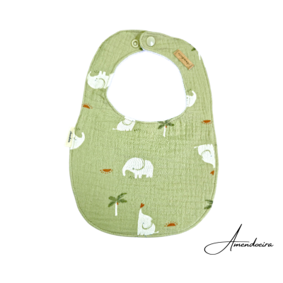Babete verde de tecido com padrão de elefantes e fecho de pressão