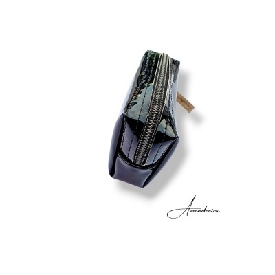 Necessaire preta com fecho de correr metálico e padrão geométrico