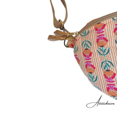 Bolsa de tecido floral com alça castanha e fecho metálico