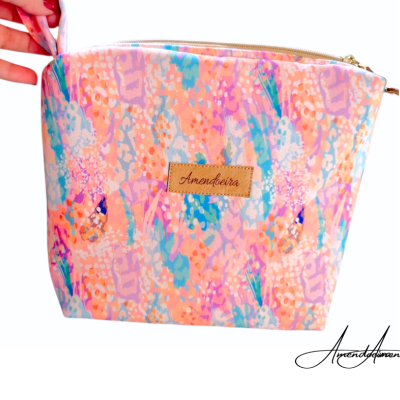Bolsa colorida com padrão pastel e etiqueta Amendoeira