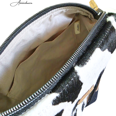 Bolsa padrão preto e branco com fecho de correr e interior forrado bege