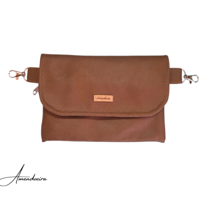 Bolsa castanha com placa metálica Amendoeira