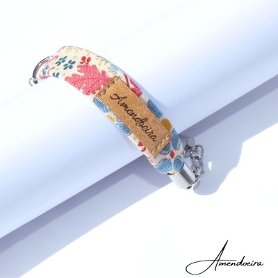 Pulseira de tecido floral com etiqueta de couro e fecho metálico