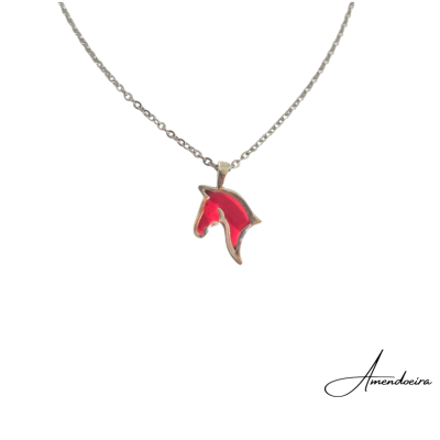 Colar prateado com pendente vermelho em forma de cabeça de cavalo