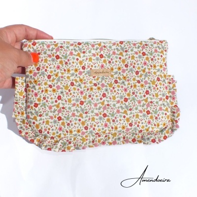 Necessaire retangular floral com etiqueta Amendoeira
