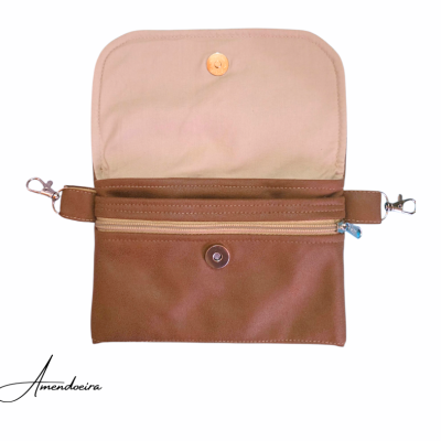 Carteira ou bolsa pequena castanha clara com interior bege e fecho de correr