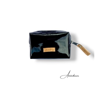 Necessaire preta brilhante com etiqueta amendoeira