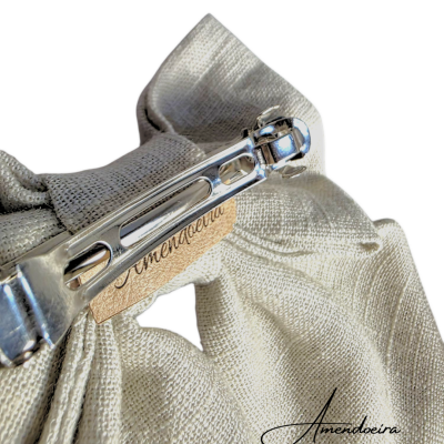 Prendedor de cabelo com tecido cinzento claro e fecho metálico prateado