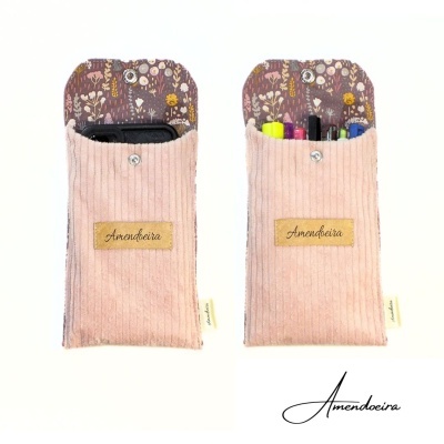 Capinhas de tecido rosa claro com interior estampado castanho e flores, com botão de pressão e etiqueta Amendoeira