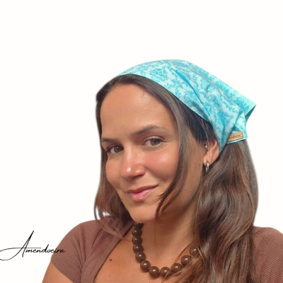 Mulher com lenço azul claro na cabeça e colar de contas marrons