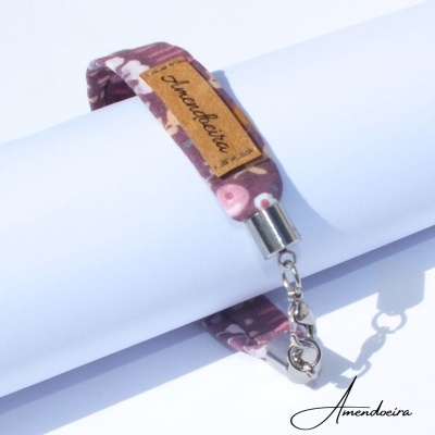 Pulseira Amendoeira de tecido estampado roxo com fecho metálico