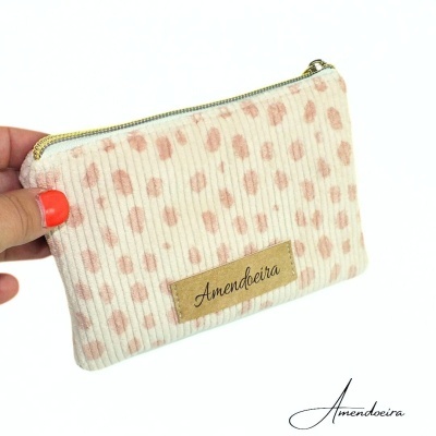 Carteira com padrão de manchas rosas e etiqueta Amendoeira