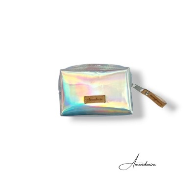 Necessaire holográfica retangular com etiqueta dourada e fecho de correr