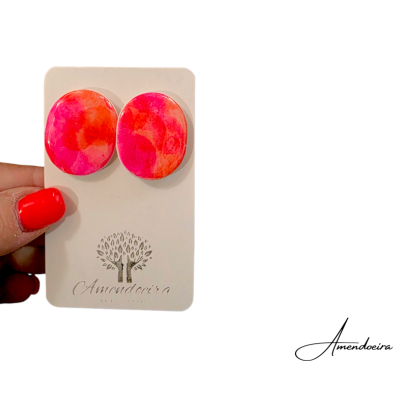 Brincos redondos rosa e laranja em cartão branco com logo Amendoeira