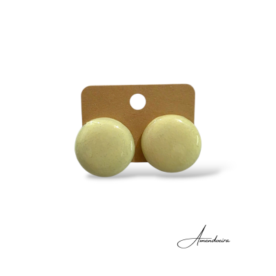 Brincos redondos creme com base de cartão castanho e marca Amendoeira