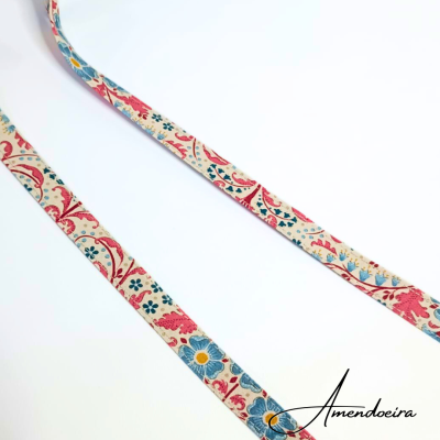 Fitas de tecido florais coloridas sobre fundo branco com assinatura Amendoeira