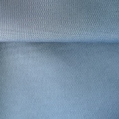 Tecido azul claro com padrão de malha e dobra visível