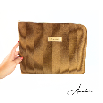 Mala pasta em veludo cotelê castanho com etiqueta Amendoeira