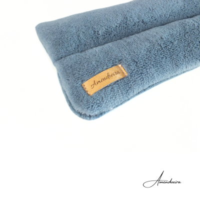 Toalha azul felpuda com etiqueta 'Amendoeira'